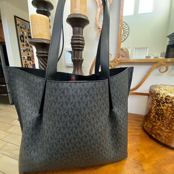 Emilia Large Logo Tote in black MK logo. Excellent condition - Picture 3 of 7